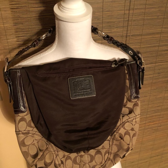 Authentic E06k-6279 gently used Tan Shoulder Bag - Picture 7 of 8